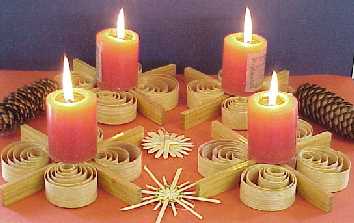 klassische Weihnachtsbilder, hier Adventkranz mit 4 Kerzen und Weihnachtsdekoration